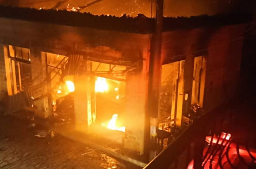  Χανιά: Πυροσβέστες έσωσαν άστεγο – Το εγκαταλελειμμένο κτίριο τυλίχτηκε στις φλόγες