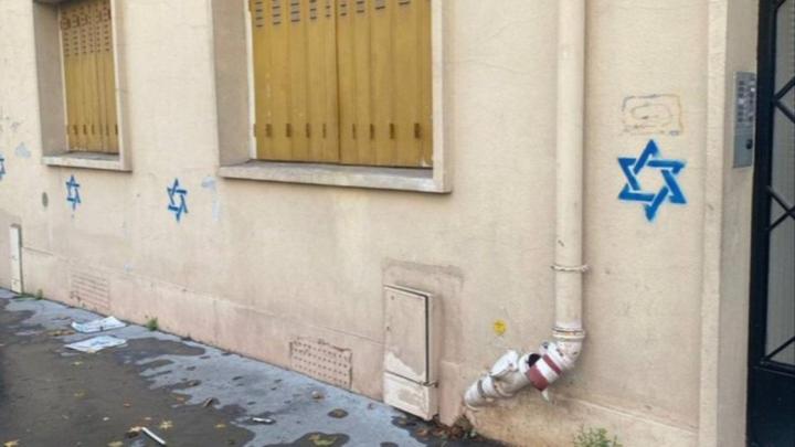  Παρίσι: Σημαδεύουν σπίτια Εβραίων με το αστέρι του Δαυίδ – Πρακτικές ναζισμού στην Ευρώπη
