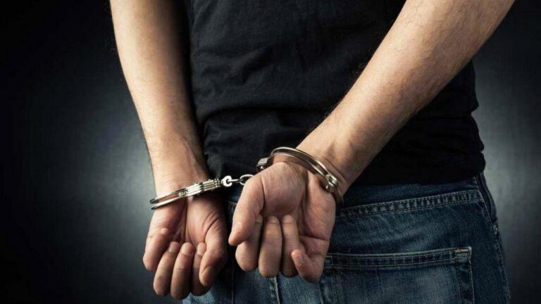 Πάτρα: 19 συλλήψεις για διακίνηση ναρκωτικών σε σχολείο – Χειροπέδες και σε…