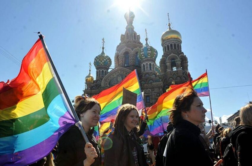  Ρωσία: Εκτός νόμου τέθηκε το κίνημα ΛΟΑΤΚΙ+ – Το Ανώτατο Δικαστήριο το χαρακτήρισε εξτρεμιστικό