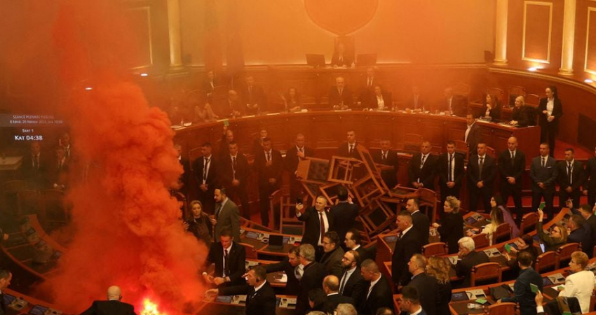   Αλβανική Βουλή: Βουλευτές άναψαν καπνογόνα