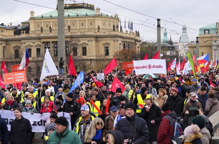  Τσεχία: Μεγάλες διαδηλώσεις διαμαρτυρίας για την πολιτική λιτότητας της κυβέρνησης