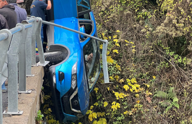 Δημητσάνα: Αμάξι κρεμάστηκε στον αέρα σε γεφύρι – Σώθηκαν χάρη στη ζώνη ασφαλείας οι επιβαίνοντες