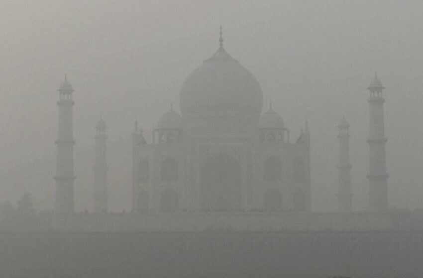  Η Ινδία ”πνίγεται” στην ομίχλη – Το Ταζ Μαχάλ καλύφθηκε από πυκνό νέφος (vid)