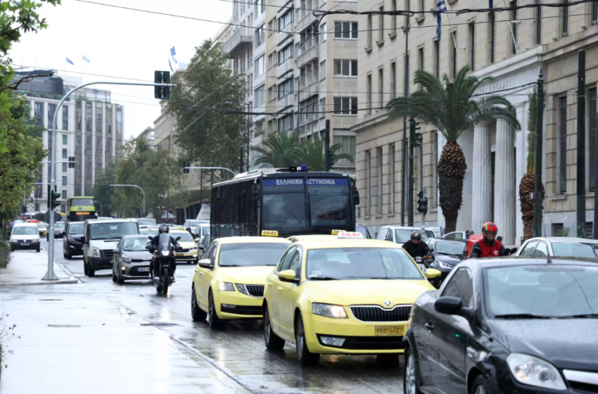  Κακοκαιρία: Μποτιλιάρισμα και ταλαιπωρία στους δρόμους της Αττικής- Τι θα γίνει τις επόμενες ώρες