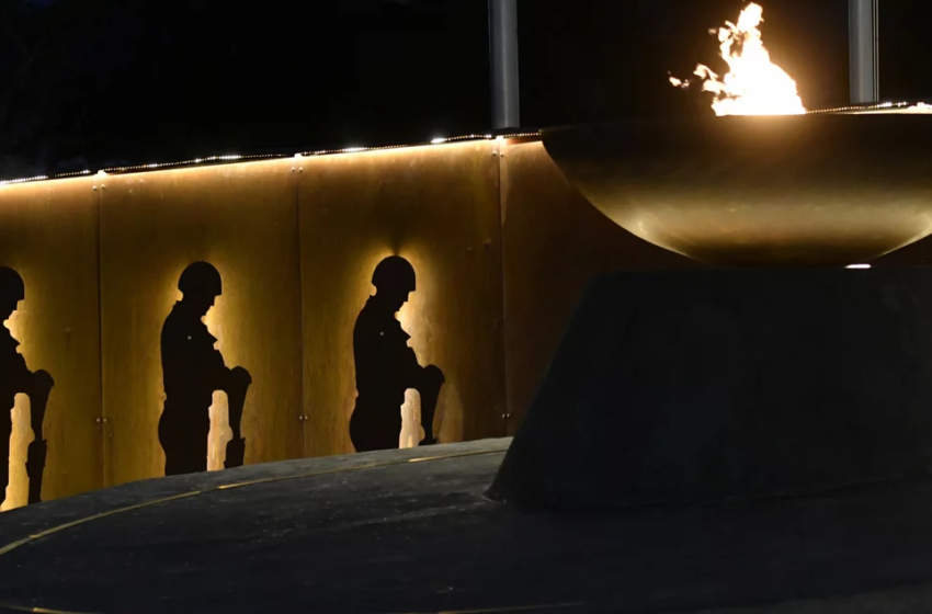  Άναψε η φλόγα στο Μνημείο Αθανάτων του Έθνους για τους 121.692 πεσόντες ήρωες