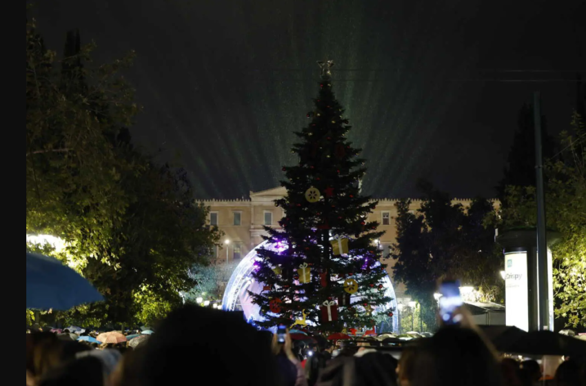  Χριστούγεννα 2023: H φωταγώγηση του δέντρου της Αθήνας στην Πλατεία Συντάγματος