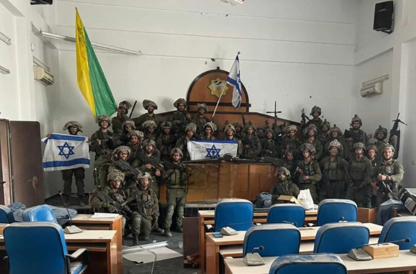  Ισραηλινοί στρατιώτες κατέλαβαν το κοινοβούλιο της Γάζας – Η φωτογραφία που κατέκλυσε τα social media