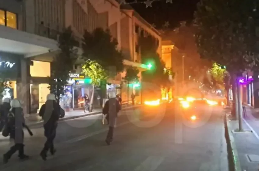  Πολυτεχνείο/Επεισόδια σε Θεσσαλονίκη και Πάτρα: Έπεσαν μολότοφ και δακρυγόνα (vid)
