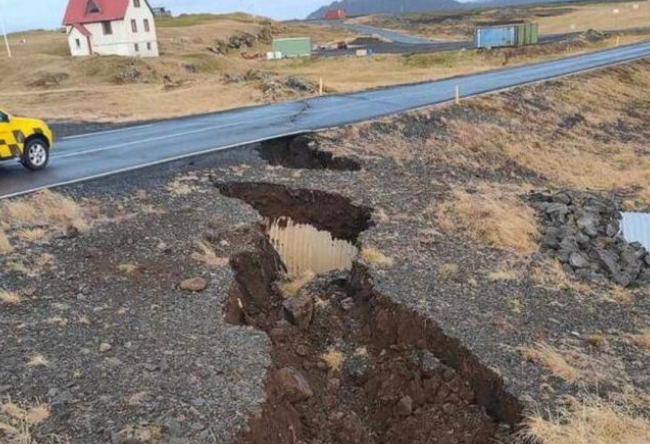  Ισλανδία: Δρόμοι κομμένοι στα δύο από τους σεισμούς – 900 δονήσεις σε λιγότερες από 24 ώρες (vid)