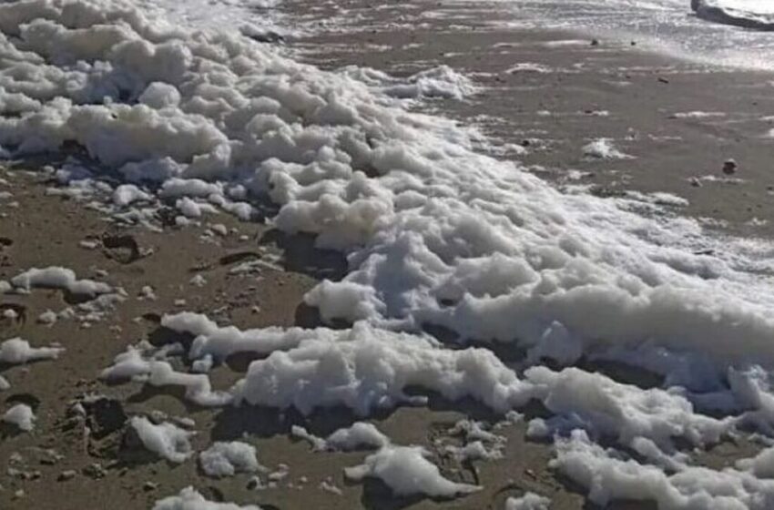  Περίεργο φαινόμενο στην Κρήτη: Παραλία γέμισε με αφρούς – Τι είναι το Cappuccino Coast