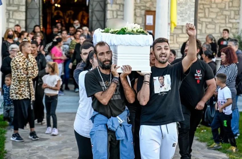  Βοιωτία: Θρήνος στην κηδεία του 17χρονου Ρομά – Υποβασταζόμενη η μητέρα του (εικόνες)