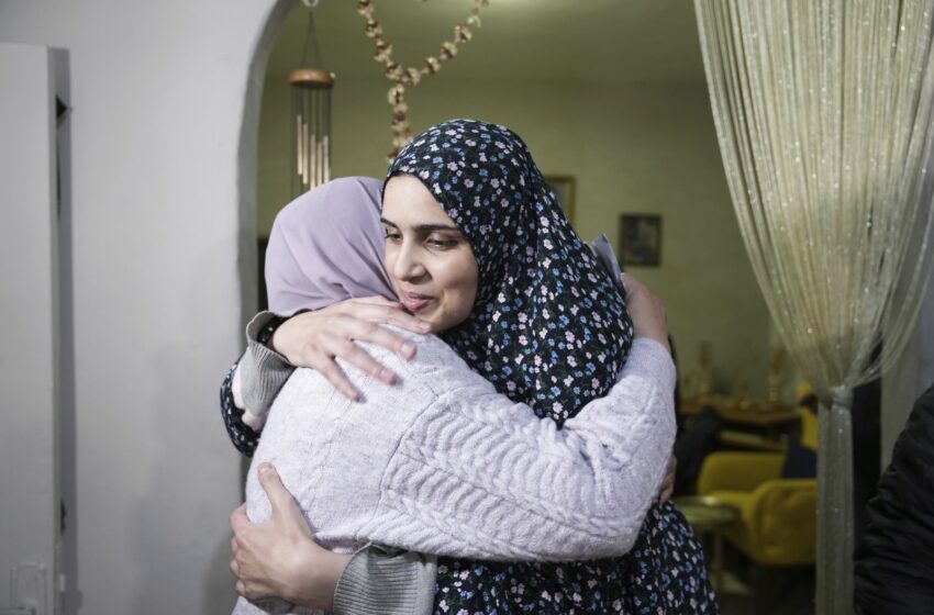  Παλαιστίνια κρατούμενη που αφέθηκε ελεύθερη:  “Δεν μπορώ να πιστέψω ότι είμαι έξω” (vid)