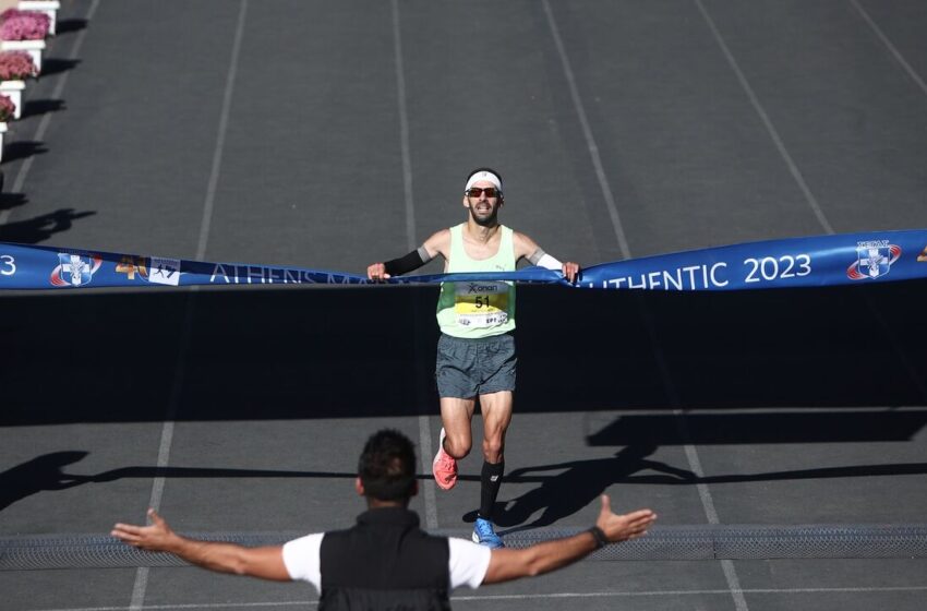  Αυθεντικός Μαραθώνιος 2023: Πανελλήνιος πρωταθλητής ο Παναγιώτης Καραΐσκος – Η συγκινητική αγκαλιά στον τερματισμό (vid)