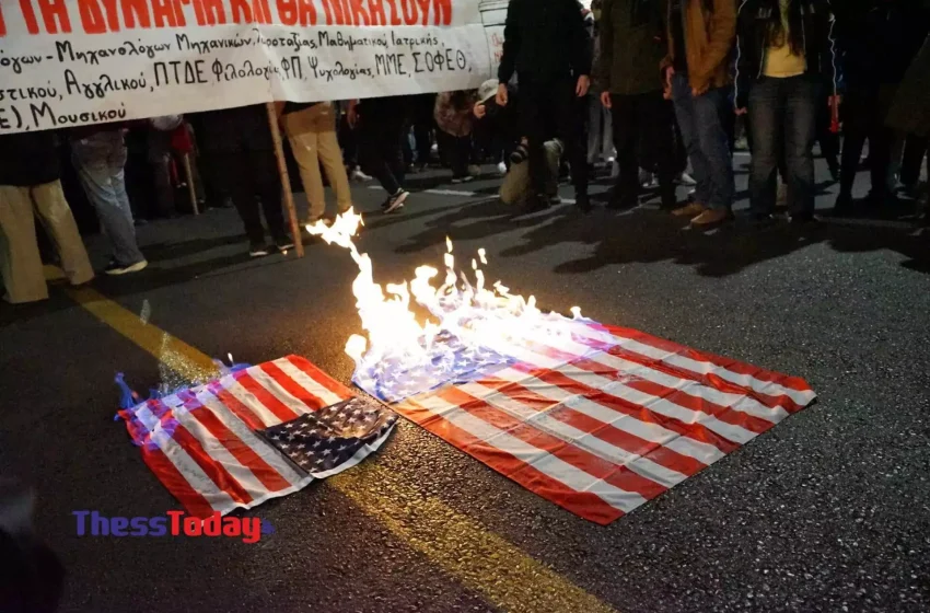  Πολυτεχνείο/Θεσσαλονίκη: Έκαψαν σημαία των ΗΠΑ και τραγουδούσαν “Πότε θα κάνει ξαστεριά” (vid)