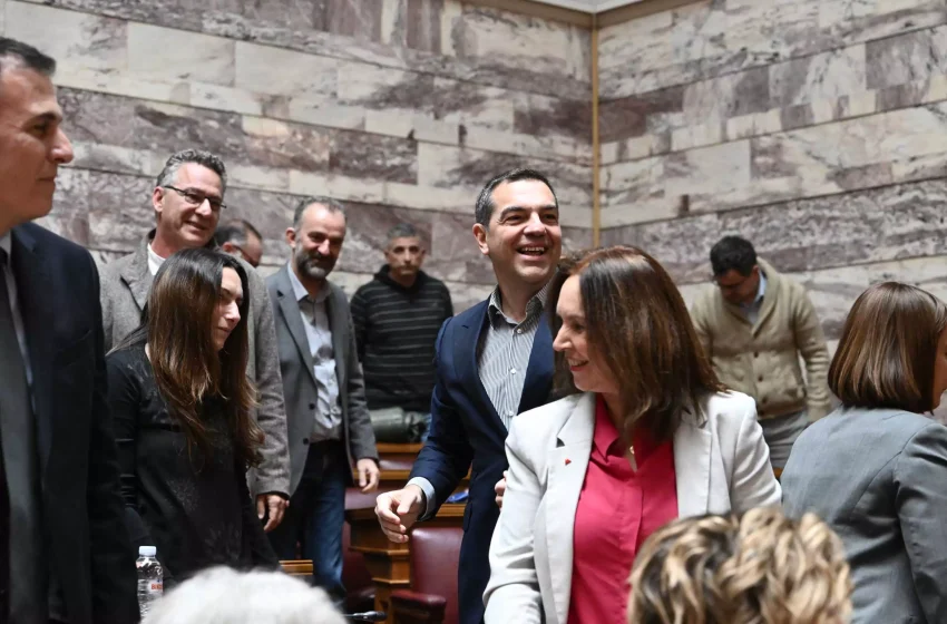  Παρουσία Αλέξη Τσίπρα στη συνεδρίαση της ΚΟ του ΣΥΡΙΖΑ – Χαμόγελα και χειροκροτήματα (εικόνες, vid)