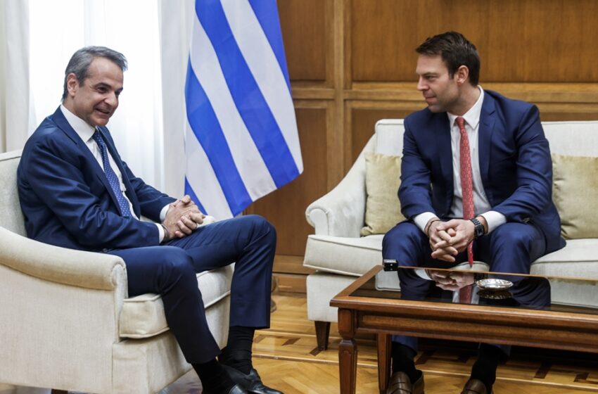  Κόντρα κυβέρνησης-ΣΥΡΙΖΑ για τις “αυθόρμητες συναντήσεις” και τους “κομπάρσους”