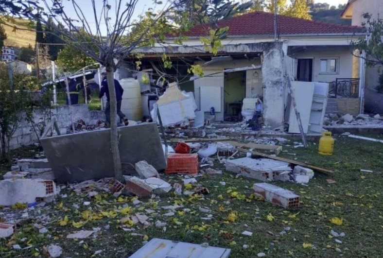  Τρίκαλα: Έκρηξη γκρέμισε το σπίτι ηλικιωμένου