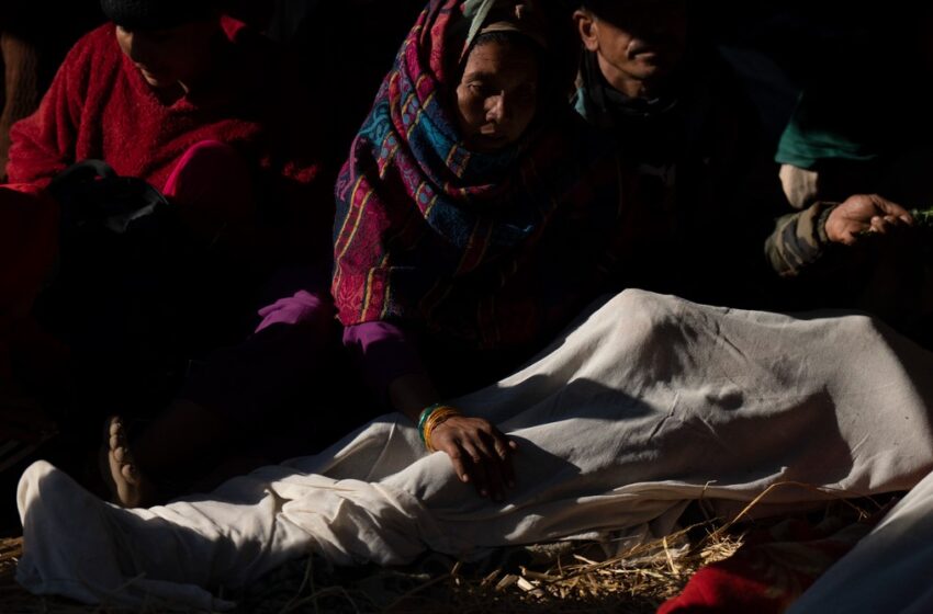  Νεπάλ: Θρήνος στα συντρίμμια – Οι κάτοικοι αποχαιρετούν τα θύματα του σεισμού