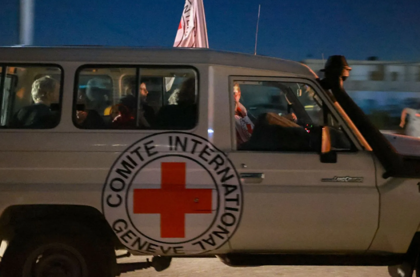  Η Χαμάς παρέδωσε τελικά άλλους 17 ομήρους στον Ερυθρό Σταυρό – Βρίσκονται ήδη στην Αίγυπτο
