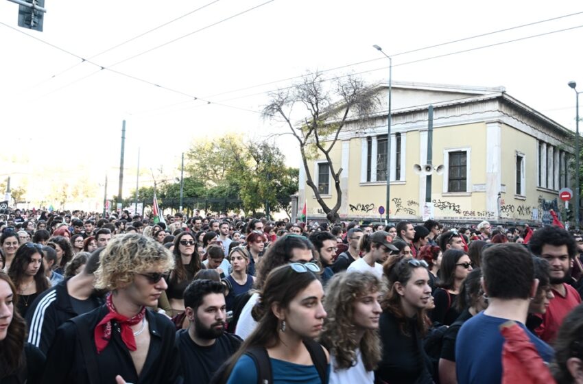  Πολυτεχνείο: Μαζική συμμετοχή στην πορεία για τα 50 χρόνια της φοιτητικής εξέγερσης  – Πλήθος κόσμου στους δρόμους της Αθήνας