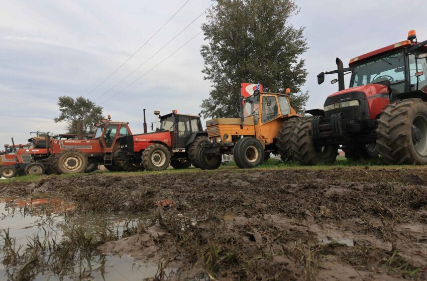  Λάρισα: Με τα τρακτέρ στους δρόμους οι αγρότες – Ζητούν μέτρα για τις ζημιές από τις πλημμύρες