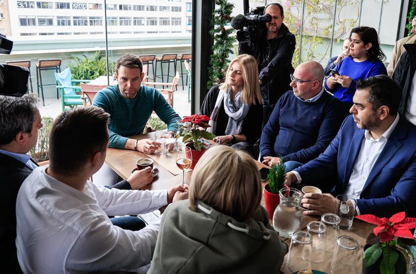  Κασσελάκης: Εορταστική συνάντηση με τους δημοσιογράφους στο Olympias Rooftop Bar- Έκλεψε τα βλέμματα η Φάρλι (εικόνες)