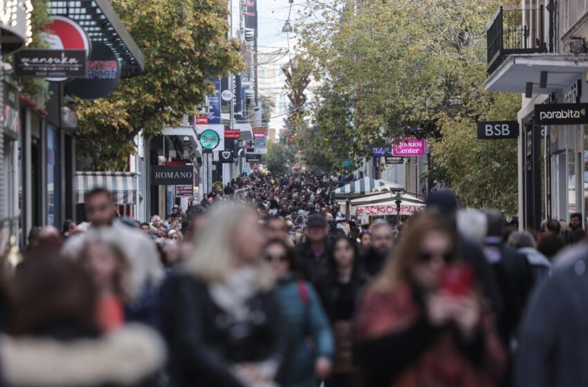  Εορταστικό ωράριο σήμερα και αύριο στα καταστήματα – Το δώρο ”ζέστανε” την αγορά