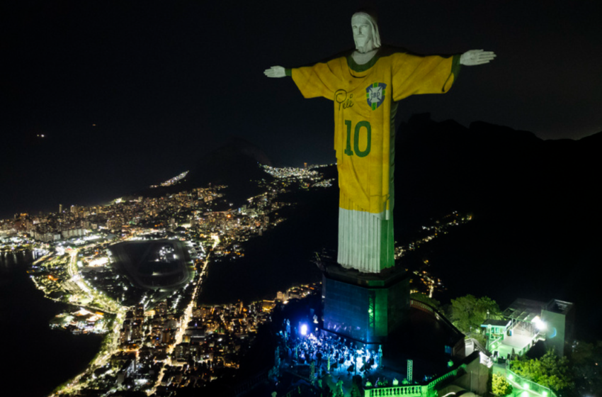  Βραζιλία: Τίμησαν τον Πελέ ντύνοντας το άγαλμα του Χριστού στο Ρίο με τη φανέλα του