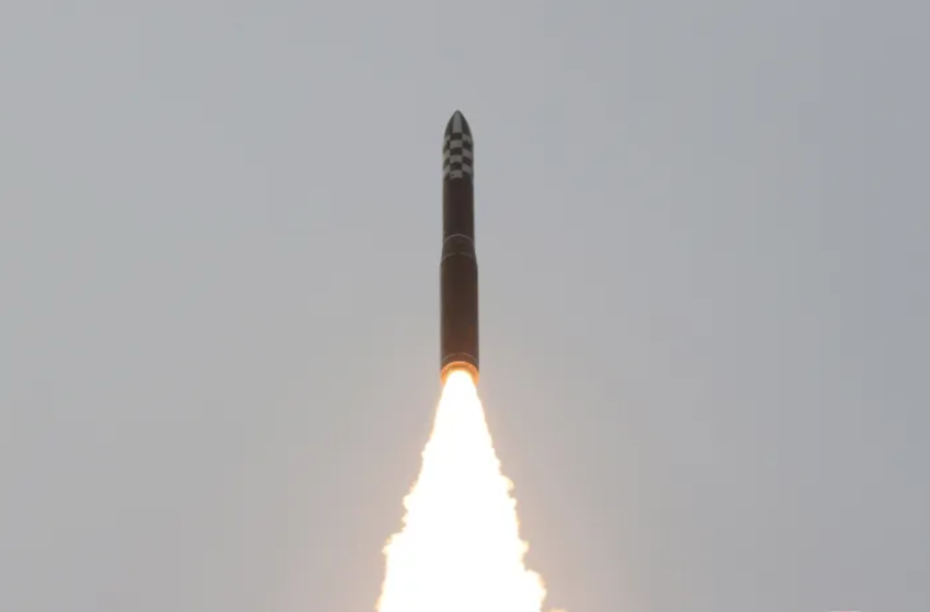  Η Βόρεια Κορέα εκτόξευσε βαλλιστικό πύραυλο – Καταγγέλει τις ΗΠΑ για αύξηση των εντάσεων