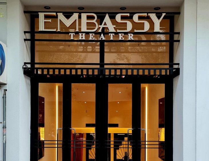  EMBASSY: Το ιστορικό σινεμά του Κολωνακίου, που έκλεισε στην πανδημία, κάνει πρεμιέρα ως “music theater” με το “Εργοστάσιο της Σοκολάτας”