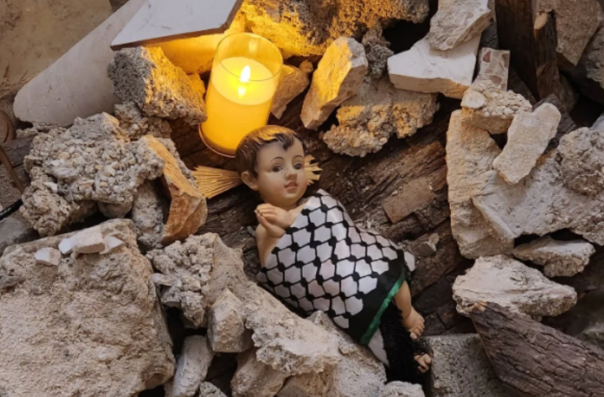  Εκκλησία στην Παλαιστίνη στόλισε φάτνη με “μπάζα” λόγω των επιθέσεων στη Γάζα