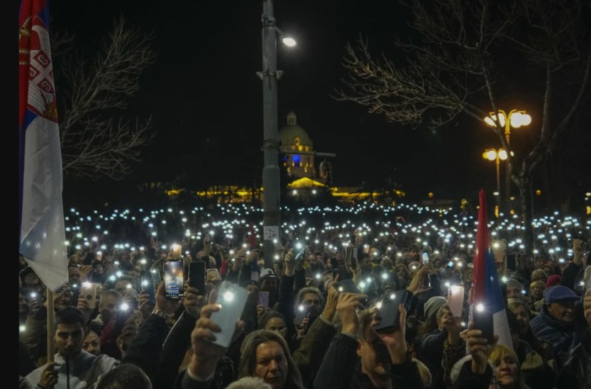  Σερβία: Ο Βούτσιτς καταγγέλλει “έγχρωμη επανάσταση” οργανωμένη από τη Δύση – Συγκρούσεις με την Αστυνομία