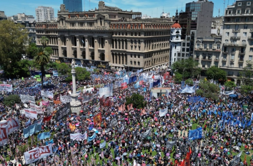  Αργεντινή : Χιλιάδες στους δρόμους μετά τις “μεταρρυθμίσεις” Μιλέι