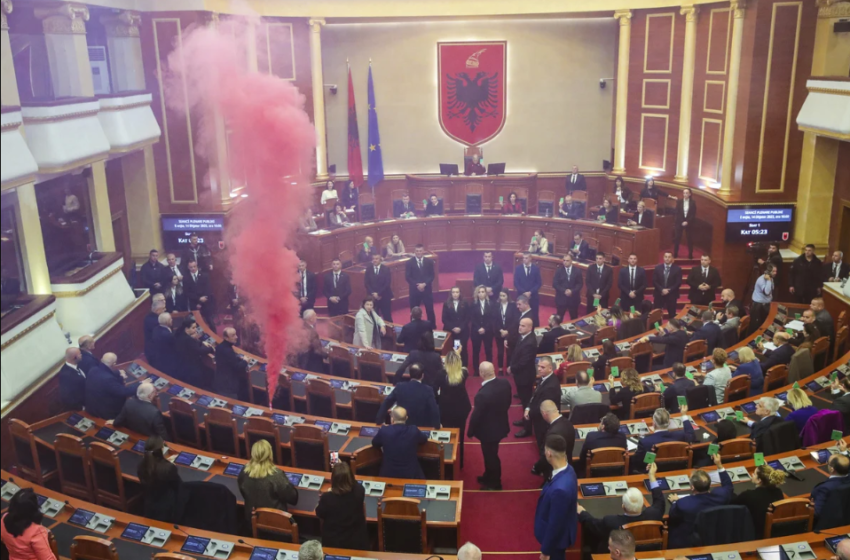  Αλβανία: Καπνογόνα και φωτοβολίδες μέσα στη Βουλή, μπράβοι και επεισόδια στο προαύλιο