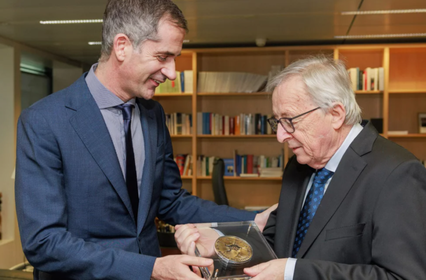  Στον Ζαν-Κλοντ Γιούνκερ απένειμε το Βραβείο Δημοκρατίας της Αθήνας για το 2023 ο Κώστας Μπακογιάννης