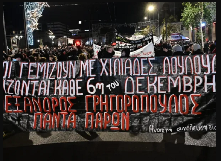  Δολοφονία Γρηγορόπουλου: Μεγάλη και φέτος η συμμετοχή στις συγκεντρώσεις -Ένταση στη Θεσσαλονίκη – Φωτιές σε κάδους στα Εξάρχεια μετά τις πορείες