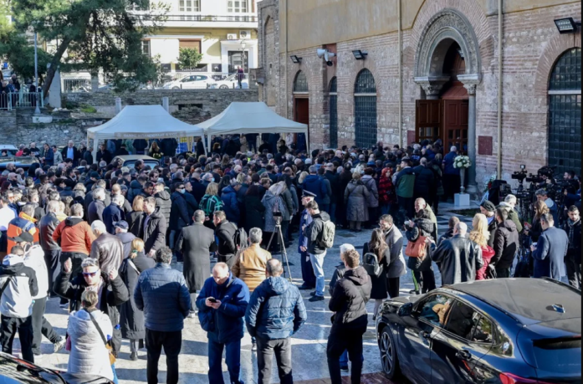  Ένα δάκρυ για τον Βασίλη Καρρά: Συγκινητικές στιγμές στην εξόδιο ακολουθία- Την Τετάρτη η κηδεία