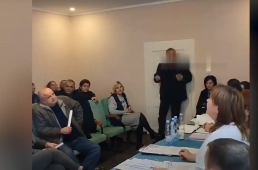  Σοκ στην Ουκρανία: Δημοτικός σύμβουλος έριξε χειροβομβίδες σε αίθουσα συνεδριάσεων -Ένας νεκρός, 26 τραυματίες