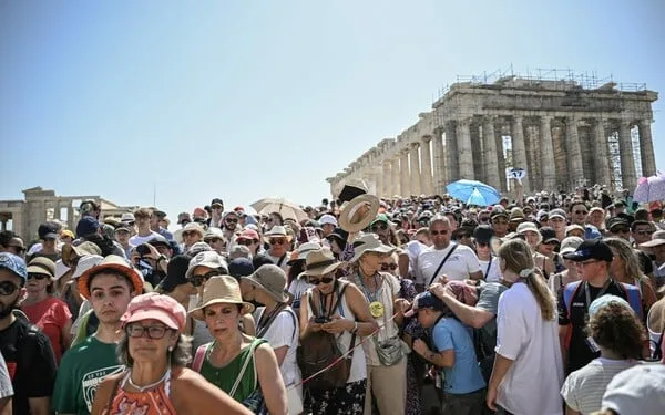  CNN: Η Αθήνα ανάμεσα στους προορισμούς που γνώρισαν υπερκορεσμό το 2023