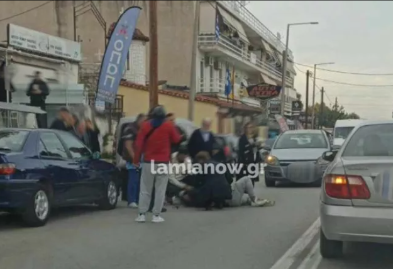  Τρομακτικό βίντεο από τη Λαμία: Οδηγός προσπαθεί να κάνει αναστροφή και εκτινάσσει στον αέρα ντελιβερά