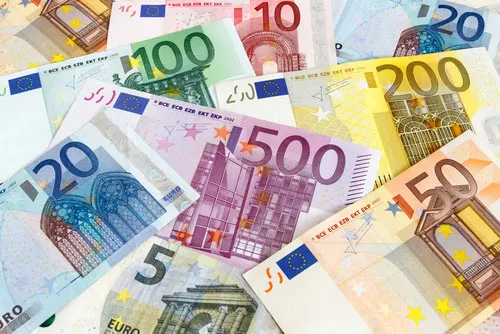  DW: Μετατρέπεται το ευρώ σε μαλακό νόμισμα;