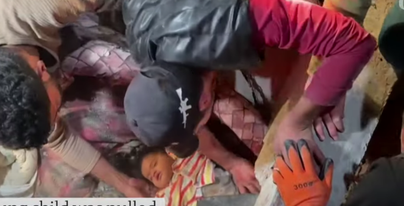  Συγκίνηση στη Γάζα: Μωρό βγαίνει ζωντανό από χαλάσματα κτιρίου (vid)