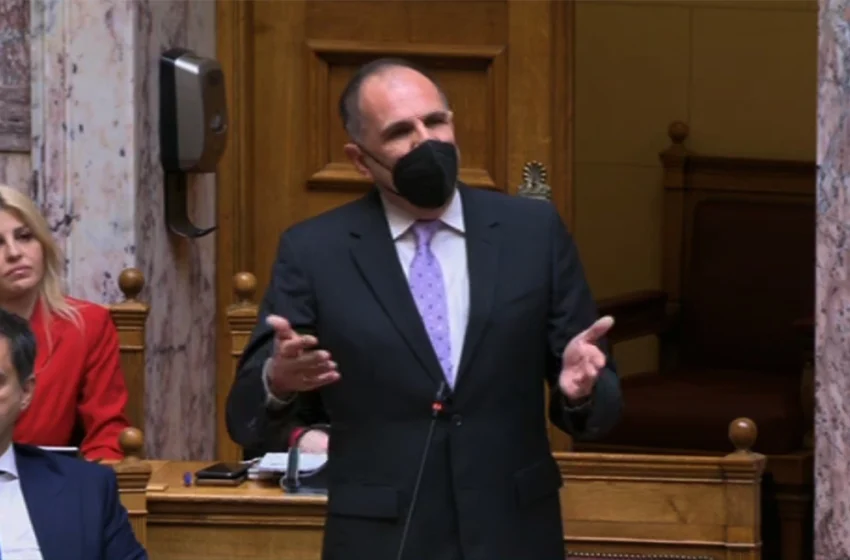  Με μάσκα στη Βουλή ο Γεραπετρίτης – Είχε διαγνωστεί με κοροναϊό την Τρίτη