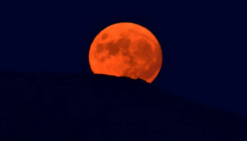  “Ματωμένο φεγγάρι”: Ξεκίνησε η θεαματική, ολική έκλειψη