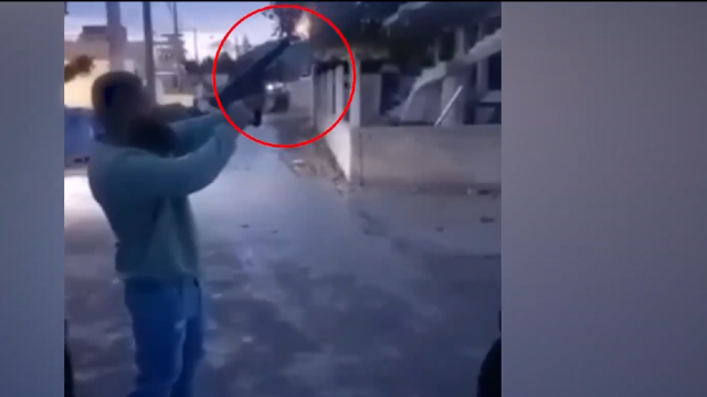  Μέγαρα: “Επίδειξη” με πυροβολισμούς με αυτόματο όπλο δίπλα σε σπίτια – Βίντεο ντοκουμέντο