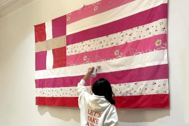 Γεωργία Λαλέ:”Κατεβάζοντας ένα έργο από μια έκθεση, το ανεβάζεις ακόμα πιο ψηλά” λέει η δημιουργός της ροζ ελληνικής σημαίας