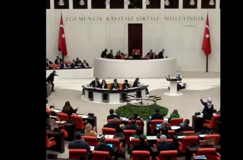  Τουρκία: Βουλευτής κατέρρευσε από καρδιακή προσβολή ενώ μιλούσε στην εθνοσυνέλευση (vid)