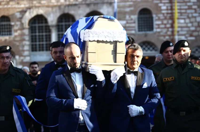  Κηδεία Λυγγερίδη: Συγκλόνισε η μητέρα του αστυνομικού – Παρόντες Μητσοτάκης, Φάμελλος, Ανδρουλάκης