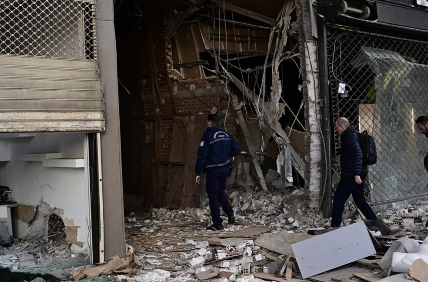  “Βομβαρδισμένο” τοπίο ο Πειραιάς – Πού στρέφονται οι έρευνες των αρχών για την ισχυρή έκρηξη – Είχε γίνει ξανά στόχος